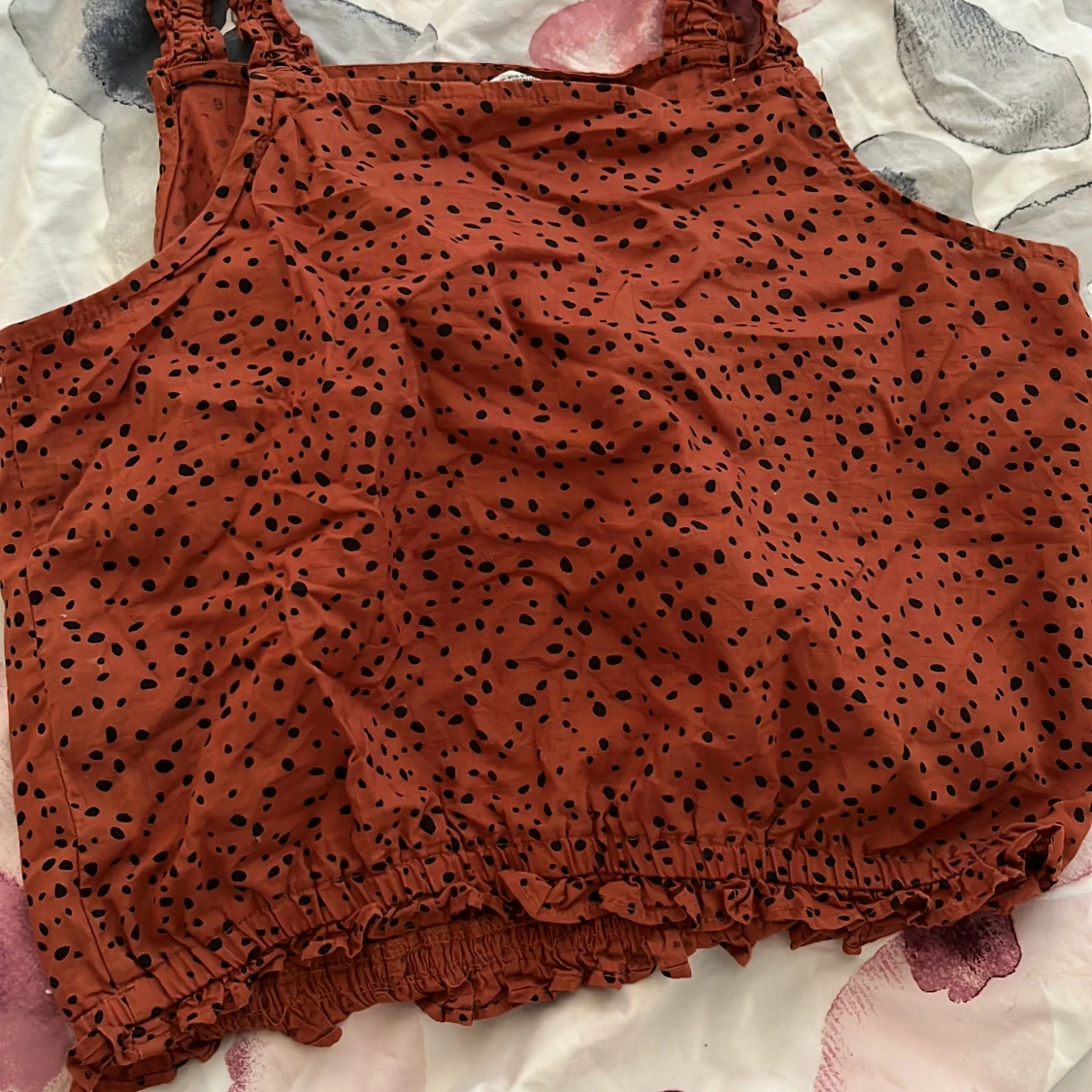 Rostfärgad prickig topp från H&M - 90