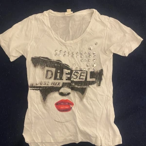 Cool unik Diesel tshirt med tryck - Säljer denna unika fina tshirt från Diesel med tryck och rhinestones. Står stl xs men skulle säga att den passar s också eller xxs. Skriv för mer info💗