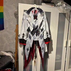 arlecchino cosplay - säljer min arlecchino cosplay då den inte passar i storleken, aldrig använd utan mer bara provad för att se om det passar. storleken är asiatisk M så skulle nog säga den passar mer som en S. det som följer med finns på bild!