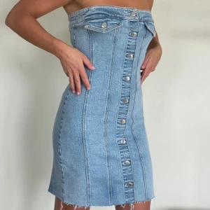 Jeansklänning - Jeansklänning från Gina tricot, storlek S/M, stretchig. Nyskick! 