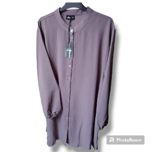 Snygg skjorta i lavendel färg - Oanvänd skjorta med prislapp kvar i strlk 54.   (Obs: Alla bilder tagna av mig, tog bort bakgrunden)    