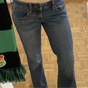 Lågmidjade jeans från American Eagle 💙 Strl 34-36, innerbenslängd 78cm och midjemått 39cm