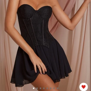 OH POLLY - CHLOE Dress - Klänning helt nyinköpt- ej använd med lapparna kvar! Ångrade köpet lite för sent -därav försöker jag sälja den här. Nypris runt 450-500kr på hemsidan!😊