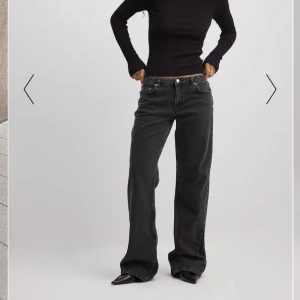 Lågmidjade nakd jeans - Säljer dessa helt nya lågmidjade grå nakd jeans då jag beställde fel stl. Stl 38 är slutsåld på hemsidan. Jag postar så fort som möjligt (troligtvis samma dag), kan även mötas i Stockholm eller Västerås. Pris kan diskuteras!💗