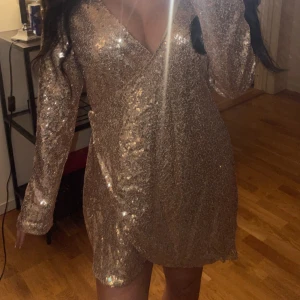 Guldig paljettklänning  - Nyskick! Storlek 38