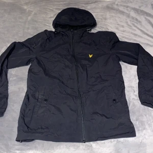 Lyle & scott jacka - Säljer för passar it mig mer. Använd ca 4 gånger. Skicket är som nytt. Perfekt jacka till den kommande våren.