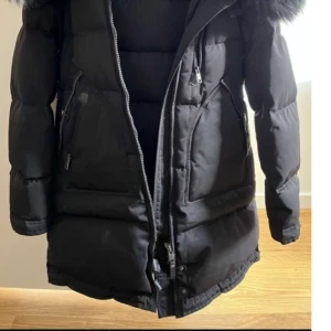Cedrico monet vinterjacka  - Hej säljer min extra vinter jacka i jätte fint skick  Stor och fin luva med äkta päls. Stl xxs men passar även dig med xs/s kvitto finns.  Köpt ca 8000kr