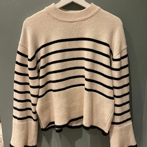 Långärmad stickad tröja  - Supersöt långärmad stickad tröja med slit i sidorna 