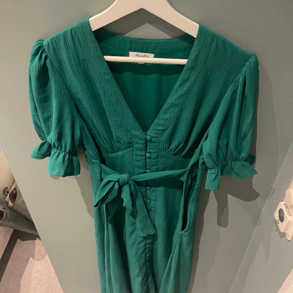 Superfin grön klänning, med knytning i rygg. Nyskick, använd 1 gång (890kr ny). Klänningar.