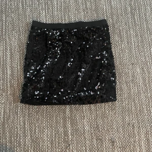 NYÅRSKJOL!!✨🪩 - Säljer min suuuperfina tjol som passar PERFEKT till nyår. Den är inte mycket använd. Den är i storlek 146/152 men skulle säga att den passar xs även. Den blir då lite kortare och tajtare, så fin🪩❤️😍