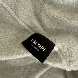 Säljer denna super snygga Lisa yang tröja i 100% Kashmir. Har lite defekter se sista bliden