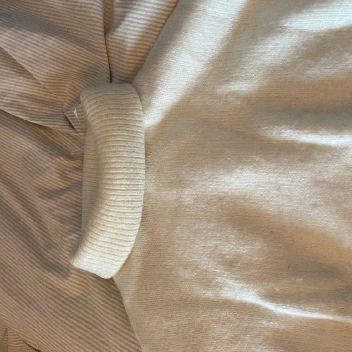 Fin vit stickad tröja med turtleneck - 90