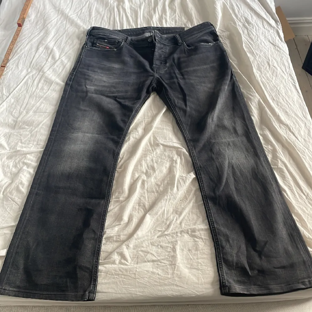Diesel bootcut jeans w34 l30 Mindre slitage på fickorna, annars i så gott som nyskick 95cm ytterbenslängd 72cm innerbenslängd 94cm midja . Jeans & Byxor.