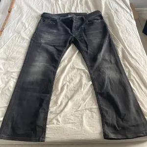 Diesel bootcut jeans w34 l30 Mindre slitage på fickorna, annars i så gott som nyskick 95cm ytterbenslängd 72cm innerbenslängd 94cm midja 