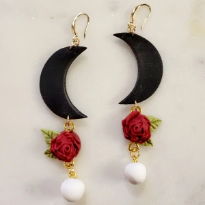 Måne 🌙 - Superfina örhängen i polymerlera :)  Själva hängen är i rostfritt stål och pläterat i guld, nickelfria!  Går att byta till plast eller clips om så önskas!