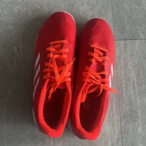 Fotbollsskor - Hej! Jag säljer mina inomhusskor eftersom de inte längre passar. De är i väldigt bra skick. Hör av dig om du vill veta mer eller få fler bilder skickade 🤝💸