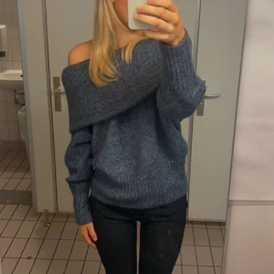 grå off shoulder tröja  - jätte snygg grå off shoulder tröja från hm, helt ny aldrig använd!