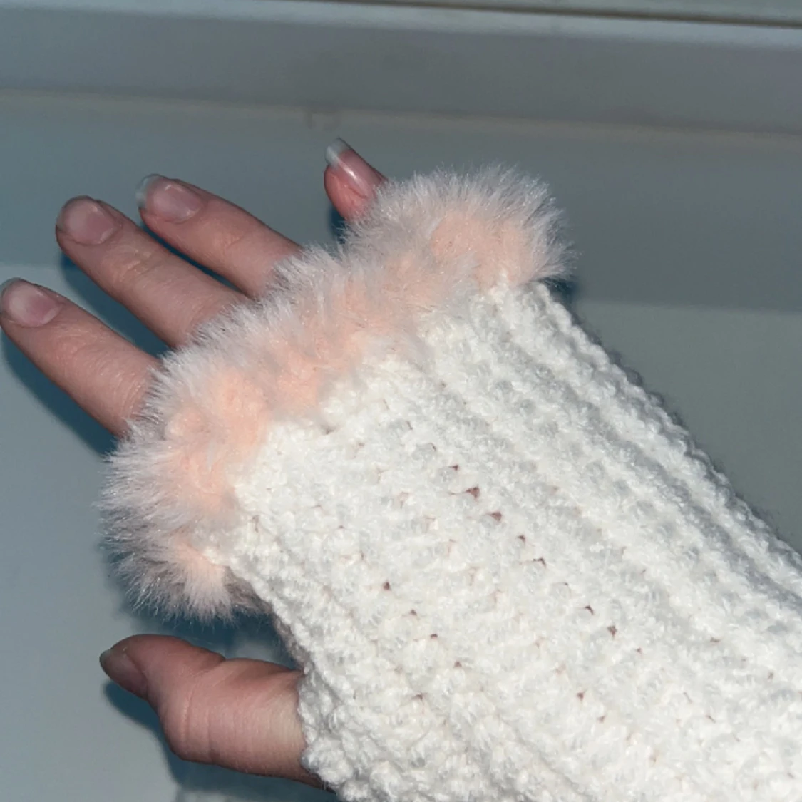 Vita handledsvärmare med fluff - 91