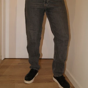 Barrel Relaxed Tapered Jeans - Weekday - Jeans från Weekday. Modellen är Barrel, och den har slutat produceras. Färgen är grå (med högst efterfråga). Storleken är 30W-32L. De är i nyskick och har endast används fåtal gånger. Ny pris är 599 kr och våran pris är 199 kr. 