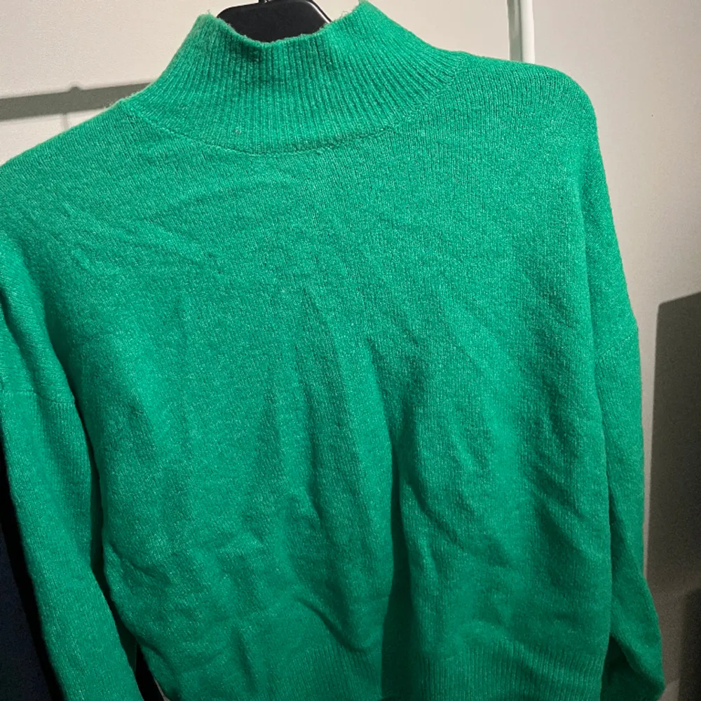 Jättefin grön tröja med hög krage från jag köpte från Gina Tricot. Säljer vidare då den inte kommer till användning. Skriv vid frågor❤️. Tröjor & Koftor.