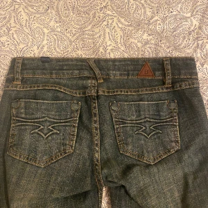Low waist jeans  - (LÄS BIO)Säljer dessa low waist jeansen!!❤️bra skick!!❤️tryck göra på köp nu!❤️Midjemått:36cm (rakt över) Innerbenslängden: ca 78cm