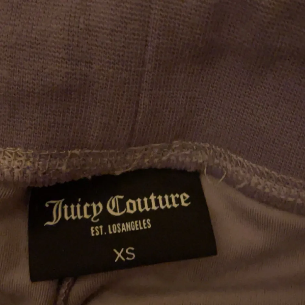 Säljer dessa helt oanvända lila juicy byxor i st XS då dom aldrig kommit tills användning💓💓. Jeans & Byxor.