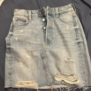 Fin jeans kjol i super skick! Aldrig använd och har inga defekter❤️ skriv vid frågor eller mer bilder 