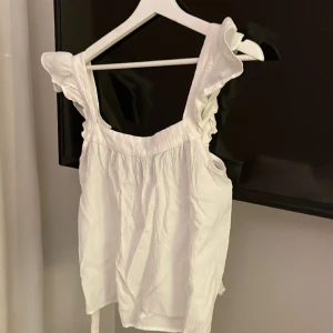 Vit blus  - Super söt vit blus! 💓 med öppen rygg som man kan knyta 
