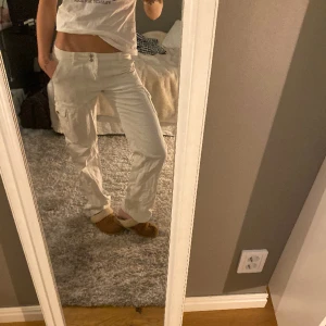 Vita jeans - Tycker inte riktigt bilden gör dessa rättvisa för dom är mycket snyggare i verkligheten. Dom är lågmidjade och går utåt lite som ni ser!! Jag är 170 och dom nuddar precis marken för mig! Hör av dig om du är intresserad💗💗💗