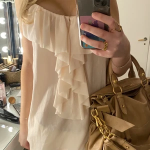 Sött linne - Super gulligt linne från H&M💗 Gör ont att sälja men är i behov av pengar just nu😭 Den är super fin till fester och middagar eller när man bara vill vara lite mer uppklädd🤗 Pris kan diskuteras 