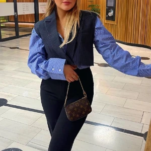 Croppad väst - Croppad väst från Zara. Använd endast en gång på bild. Storlek S  