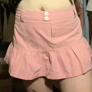 Cider rosa minikjol🎀💗 - Minikjol!  Köpt på plick men endast använd ca 2 gånger av mig då den har blivit för stor :(💗har inbyggda shorts🎀