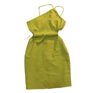 Asymmetrisk Gina tricot Klänning - säljer denna jättefina cutout festklänningen som jag säljer pga att den inte är min stil. den är i nyskick. modellen är Jazz Cutout Dress. om du har frägor så är det bara att kontakta mig.