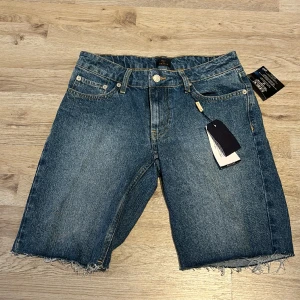 Low waist jeansshorts - säljer då jag har andra likadana🩵helt oanvända!