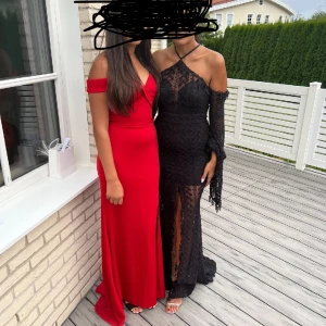 Klänningar - Röd klänning 800kr Svart klänning 2500kr Båda i stl S