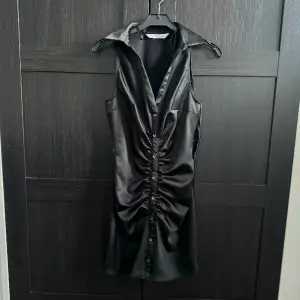 Ärmlös svart kort klänning från Zara i storlek xs, endast använd en gång och i bra skick.