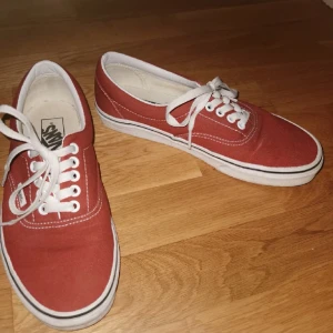 Vans - Låga vans, använda få gånger. Nypris 750kr 