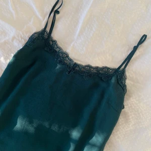 Linne med spets - Sött mörkgrönt linne med spets!