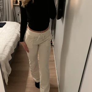 Juicy byxor - Har haft dessa länge, en av metallerna på snöret är borta och en grå fläck på vänster lår. Det går säkert att tvätta bort, har ej försökt. ❤️