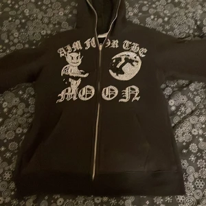 Aim for the moon hoodie - Hoodie från Aim for the moon med rhinestones. Hoodie är i bra skick och inga stenar saknas. Storlek M Skriv vid funderingar 