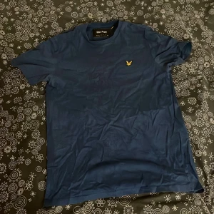Lyle & scott t-shirt - Tröjan är i bra skick. Storlek S. Skriv vid funderingar 