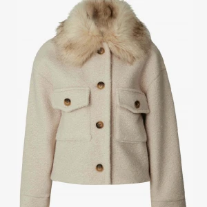 CHELSEA - En beige Chelsea,montine tyvärr kommer den inte till användning så säljer den skriv pv för fler bilder är öppen för o byta till en annan färg 