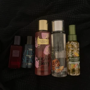 Parfymer/body mist - Säljer alla dessa i ett! Nån är nästan helt fylld, nån annan ungefär halva. Skriv om du vill se exakt hur mycket som är i. Tre är från Victoria secret 🩷