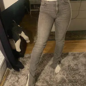 Gråa jeans med slits Storlek 36, stretchiga och väldigt bekväma, använda ca 5 gånger. Inga skador. 💖 vi står inte för frakten men kan mötas upp. #stockholmstil #gråajeans 