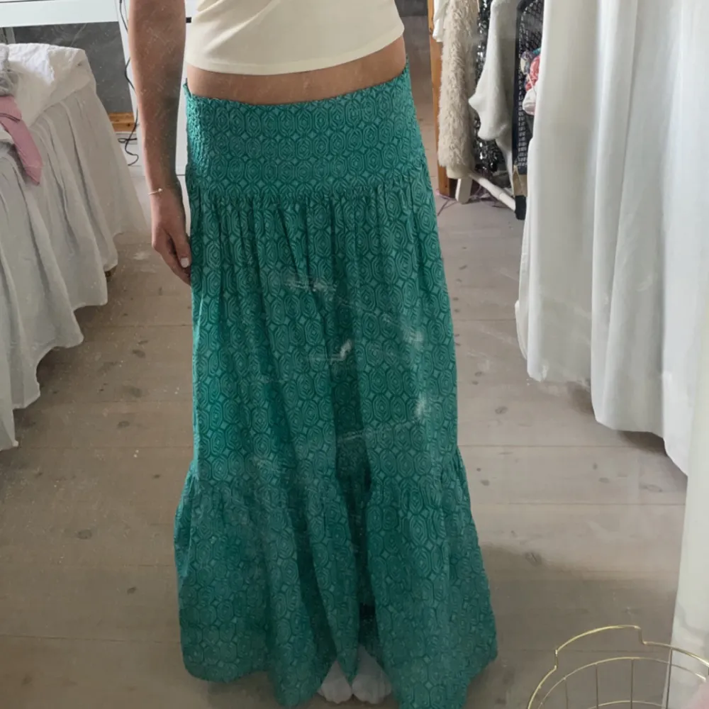 En super snygg och populär zara kjol som är lång!💕😇 Använt få gånger och tycker den är super fin💕 (inga skador) storlek xs och nypris 559kr och säljer för 499kr . Kjolar.