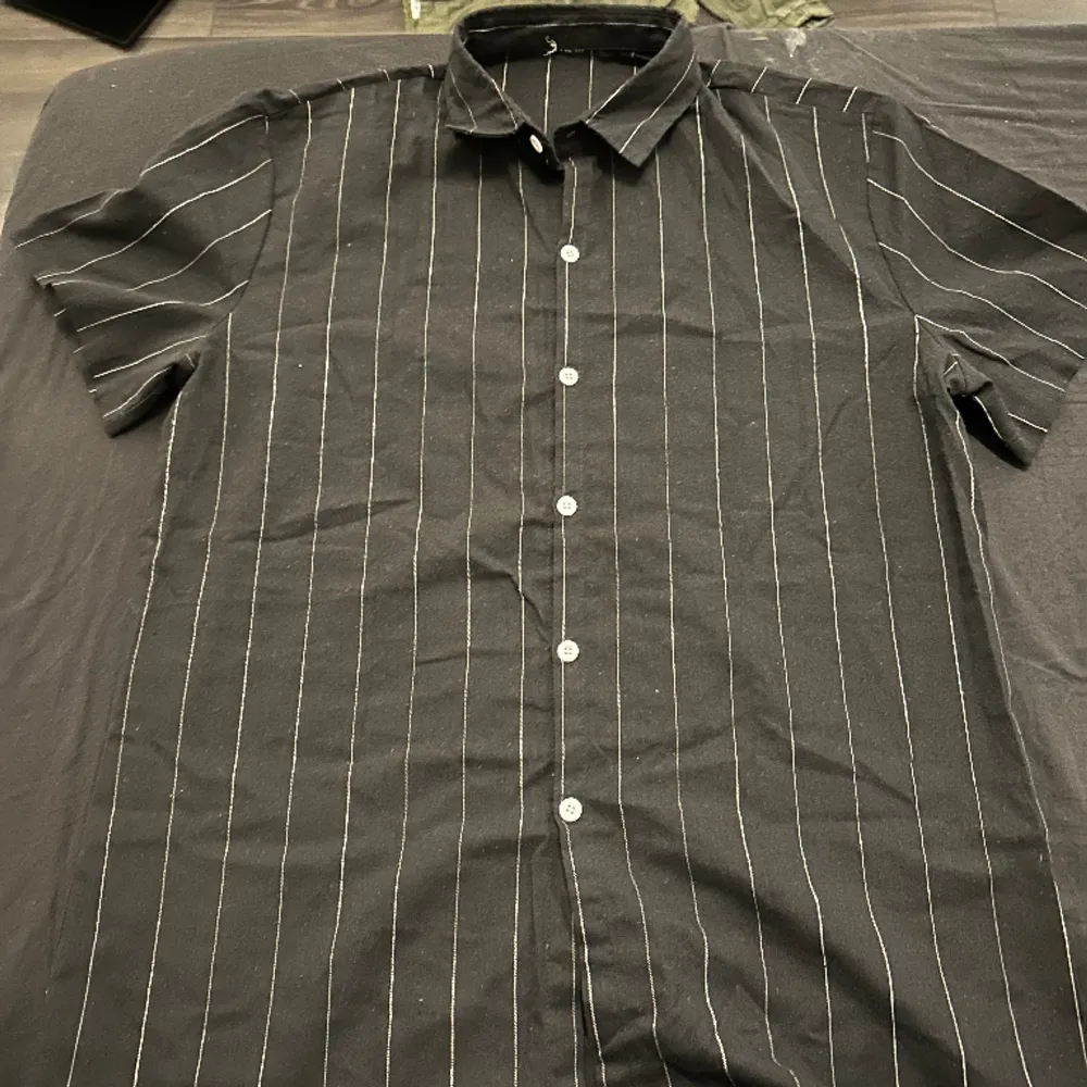 Kortärmad skjorta i storlek M. Använd bara några gånger, är i bra skick. Tveka ej med att ställa frågor.. Skjortor.