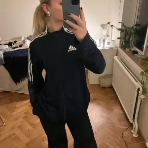 Helt ny mörkblå adidas zipup tröja! Säljer pga ingen användning://