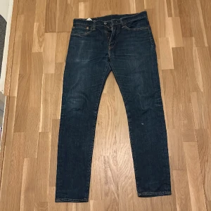 Levis 512 32/32 - Bra skick med en liten reva på knät