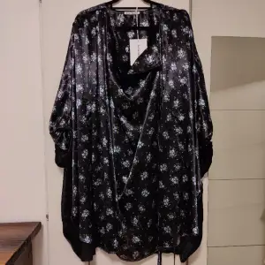 Snygg svart och blå kaftan-style klänning från Acne Studios i nyskick. Aldrig använd, bara provad. Köpt i april i år för 2 600kr på halva priset. Säljer på grund av felköp, originalförpackningen finns kvar.