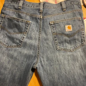 Vintage Carhartt jeans - Vintage carhartt straight, relaxed jeans, väldigt snygga och perfekt för dig som är lång, lite för korta för mig som är 198, finns någon enstaka fläck men annars felfria